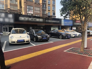 應(yīng)用彩色透水混凝土等透水路面材料鋪裝 